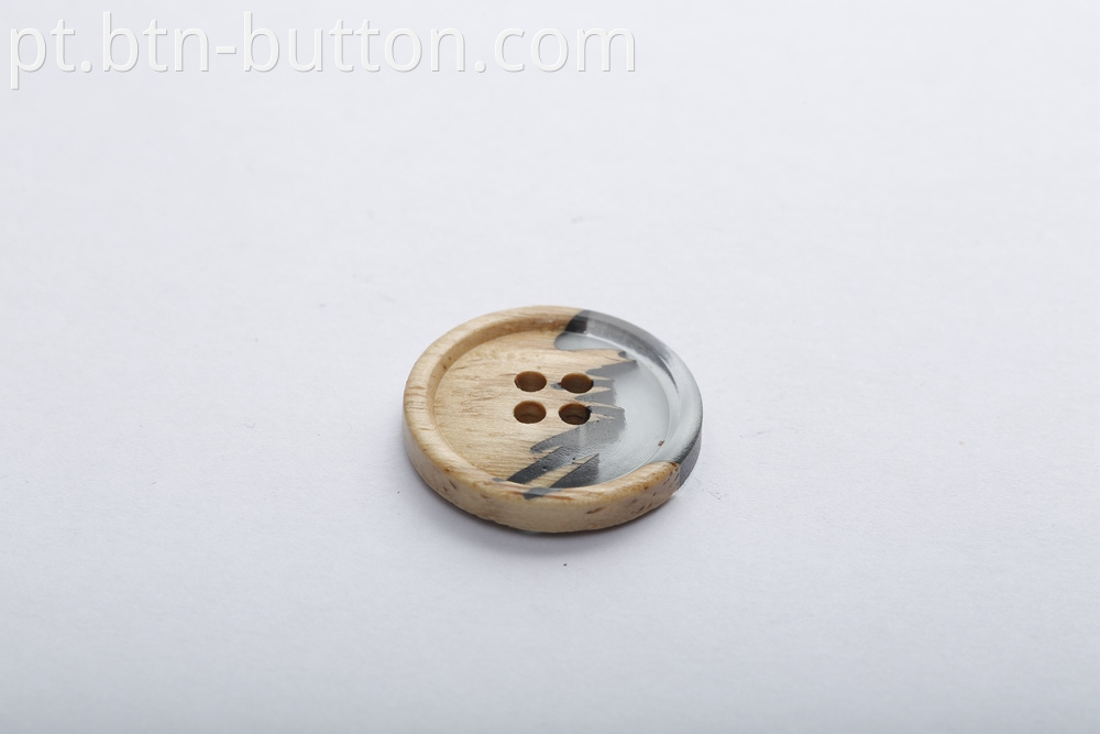 Round four-hole wooden buttons